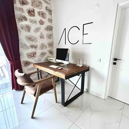 Ace Kaputas, Hotel