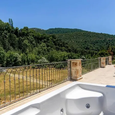 Ace Kaputas, Kaş